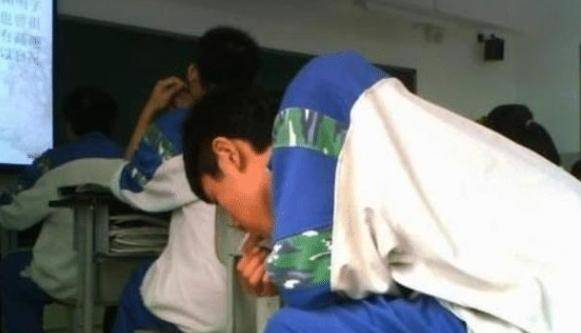 因为|学生上课偷吃零食被噎死,家长前往学校讨说法,学校:无我无关