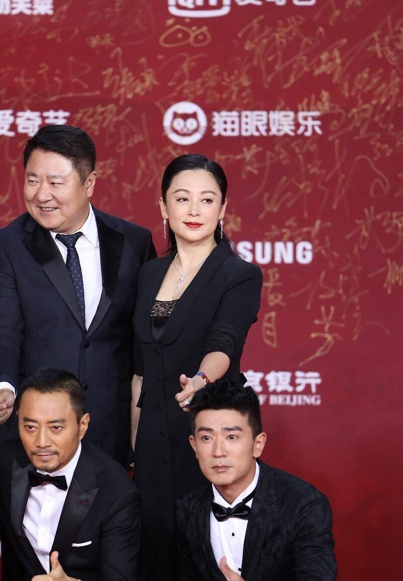 套装 陈红年龄越大反而越耐看,黑色套装气韵十足,挺拔身姿为形象加分