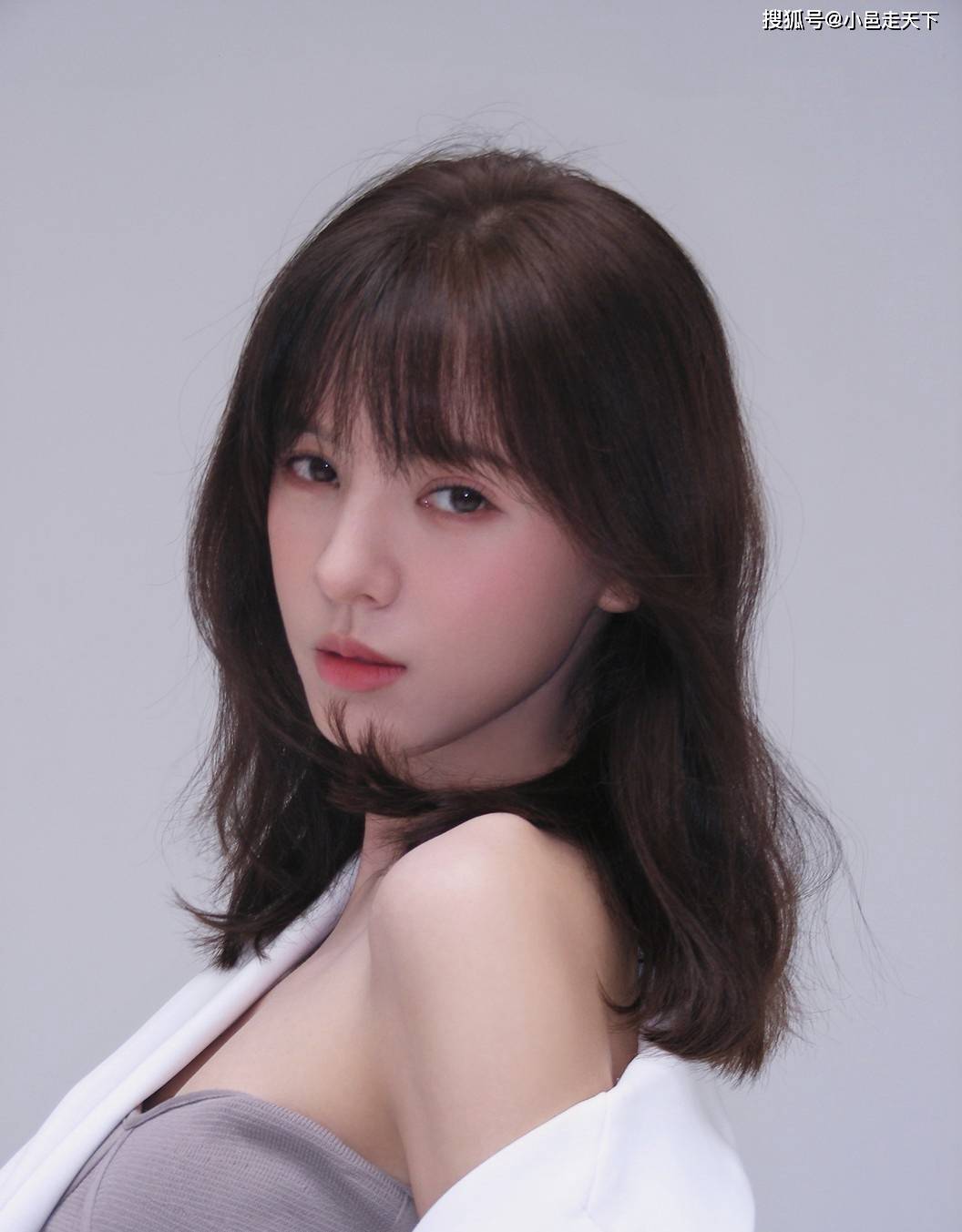 外套 张予曦白色外套动人写真