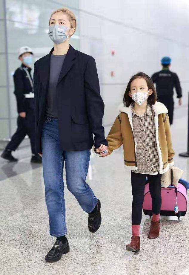 金发 黄磊一家走机场，他剪寸头像隔壁保安，孙莉染金发直接成小老太