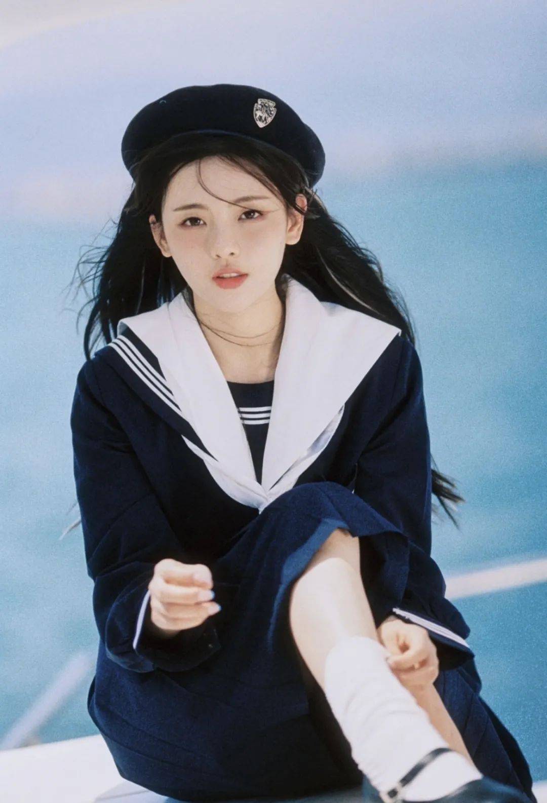 黑色 天才美少女：杨超越-多款穿搭显气质，双马尾的白色连衣裙更抢眼