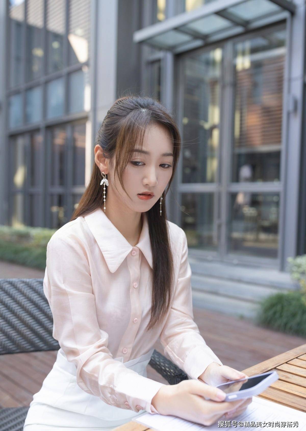 显高 浅粉色的衬衫很是清新减龄，下搭一条白色的半身裙，清新感十足