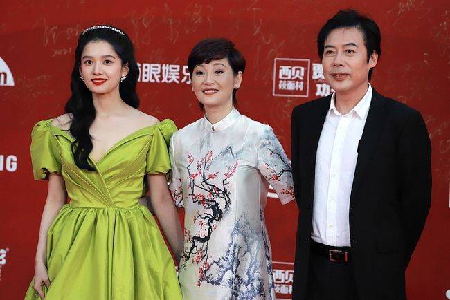 整体 徐帆一直都没变老,身材不仅没走样,连旗袍都驾驭得很完美