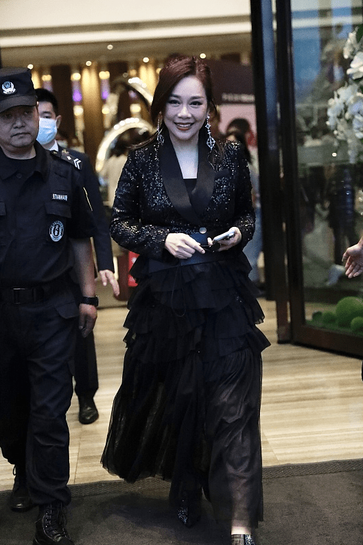 陈松伶 虽然陈松伶这妆化得太浓了，但是配黑衣却显得刚好，不怎么俗气