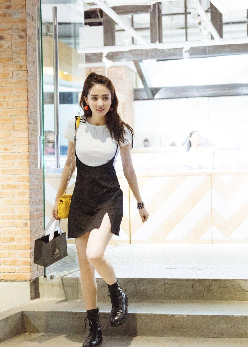 衣领 徐璐有25岁?穿白T配吊带裙,戴红色苹果耳环嫩成16岁少女