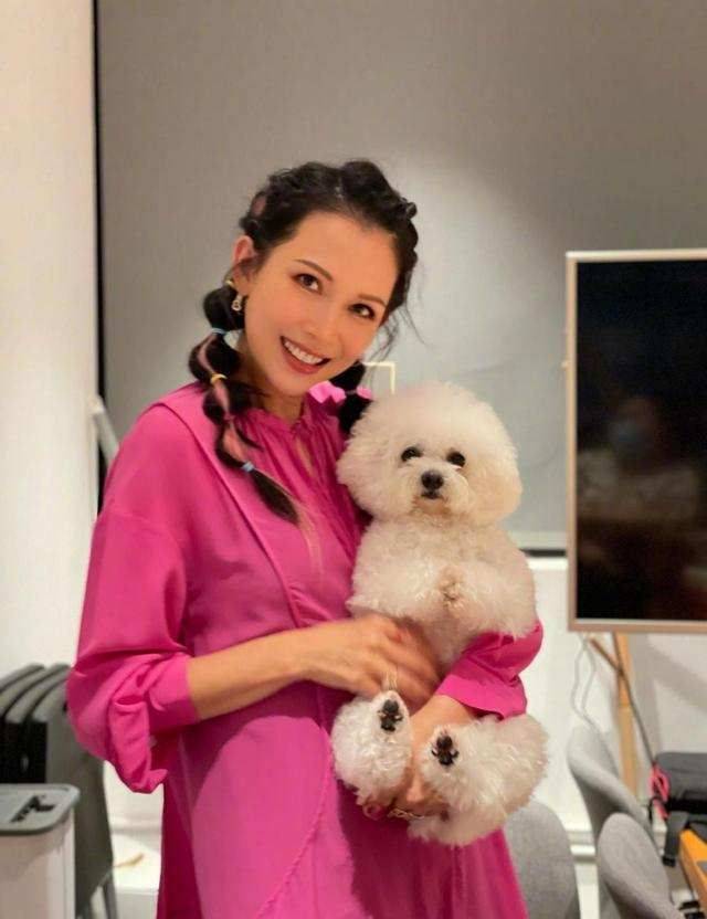 高手 蔡少芬真是扮嫩高手，“灯笼辫”配芭比粉上衣，看着像20多岁姑娘