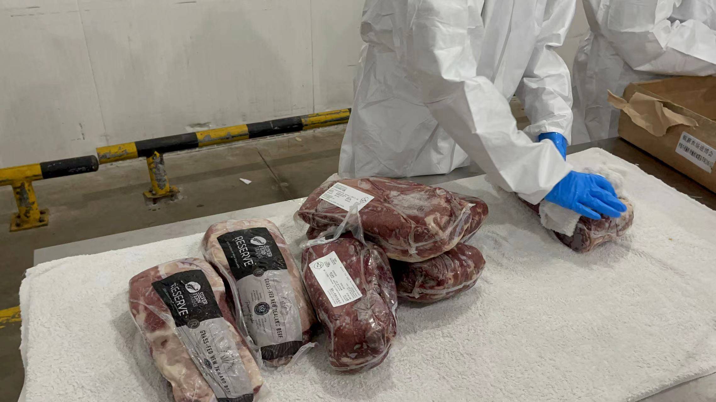 好测网探访进博进口食品冷链总仓消毒到最小包装