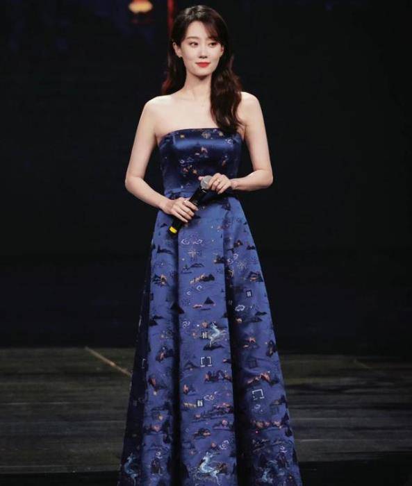 张小斐 张小斐火了后衣品真高级,一身牛仔穿搭简洁大气,明星范十足