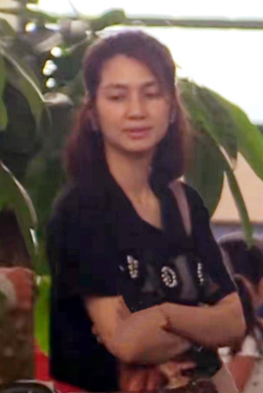 洪欣 不打光不修图,这才是洪欣真实的素颜,黑眼圈重肤色不均有黄斑!