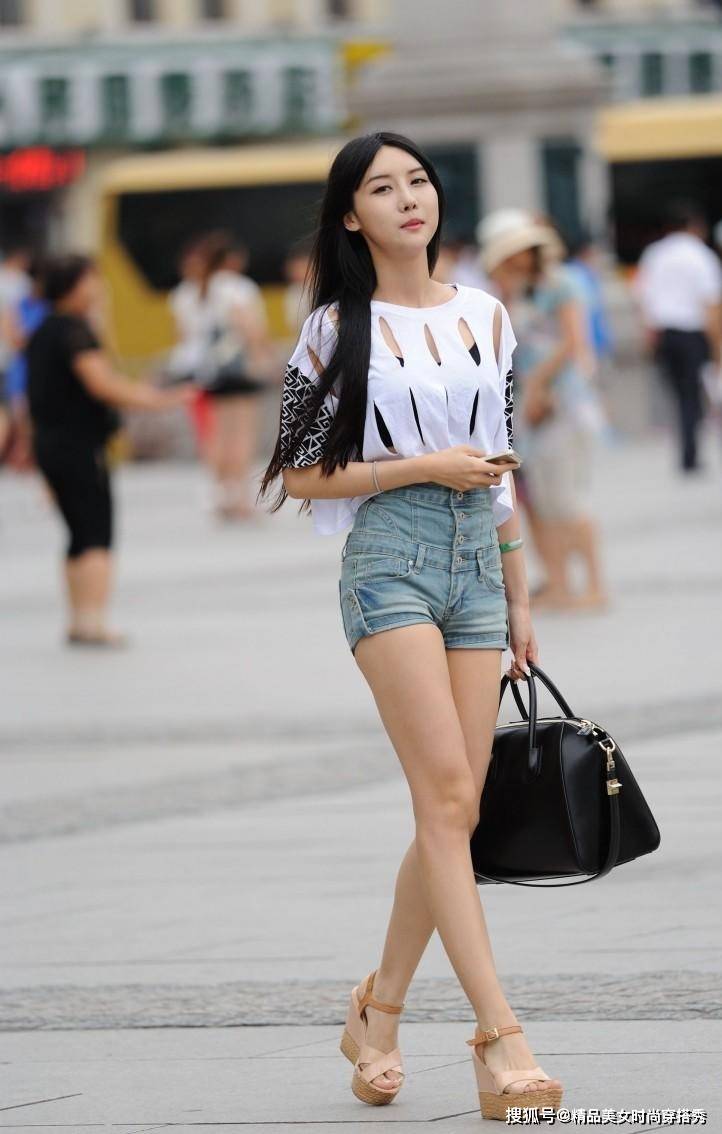 高跟鞋 白色的t恤简约时尚,下搭牛仔高腰短裤,休闲又简约