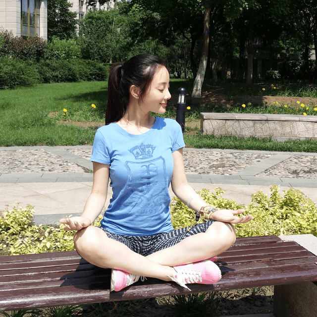 李小璐 李小璐依旧钟爱嘻哈风，黑色外套里还搭长款蕾丝外套装酷，真高调