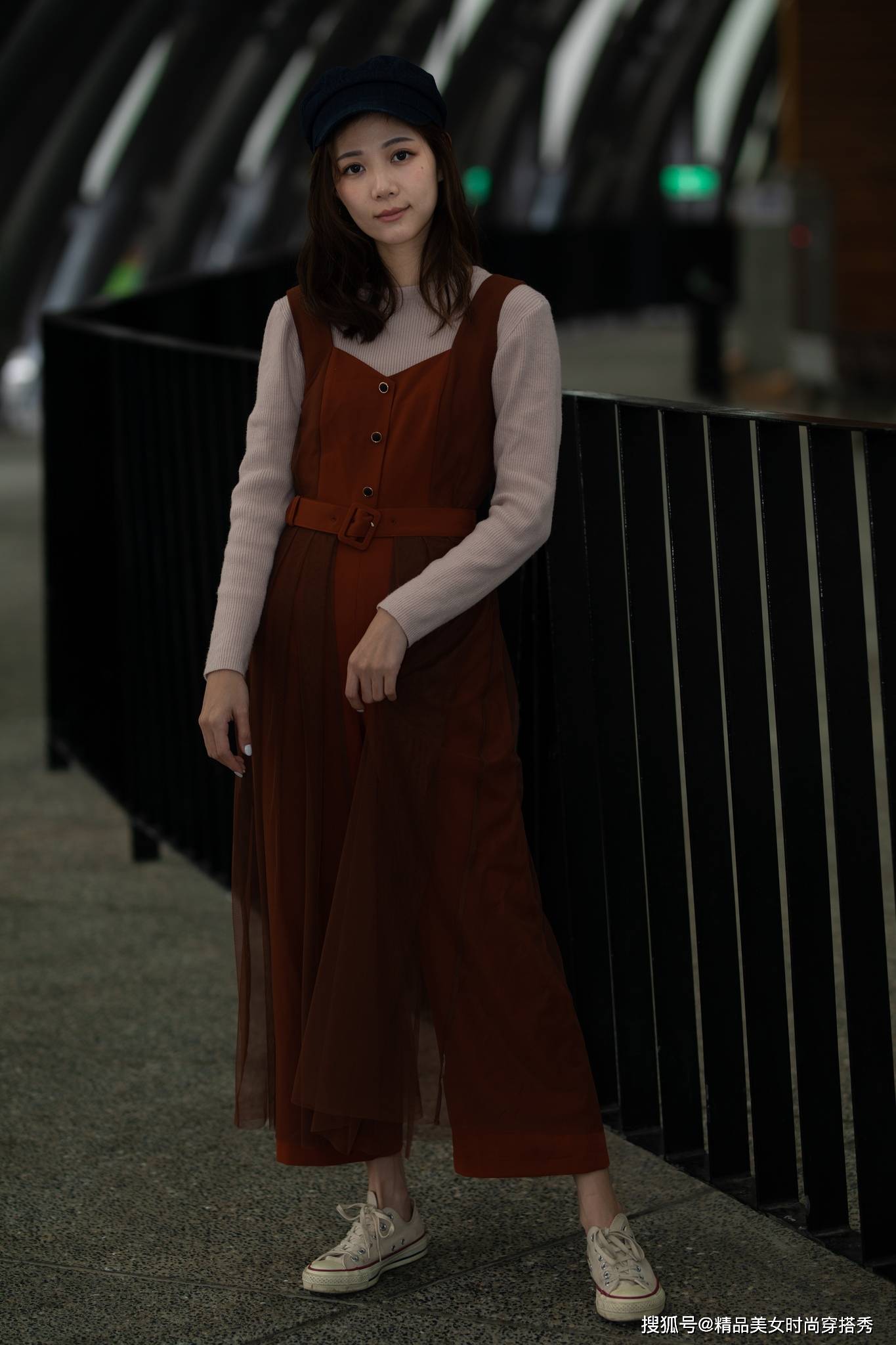 吊带 秋日里穿着很是吸睛时尚的小姐姐
