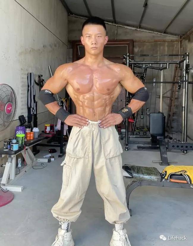 锻炼|农村小伙疯狂秀肌肉，身材碾压99%健身教练