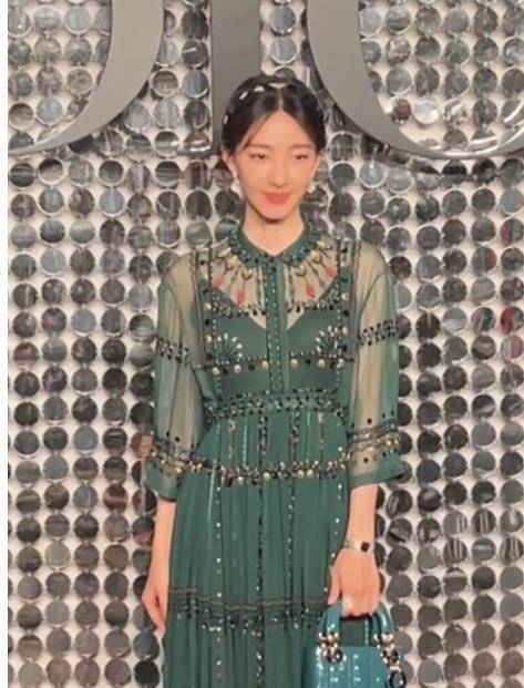 刘雨昕 大秀红毯比美：景甜全靠脸在撑，王子文新男友最抢镜，孟美岐翻车