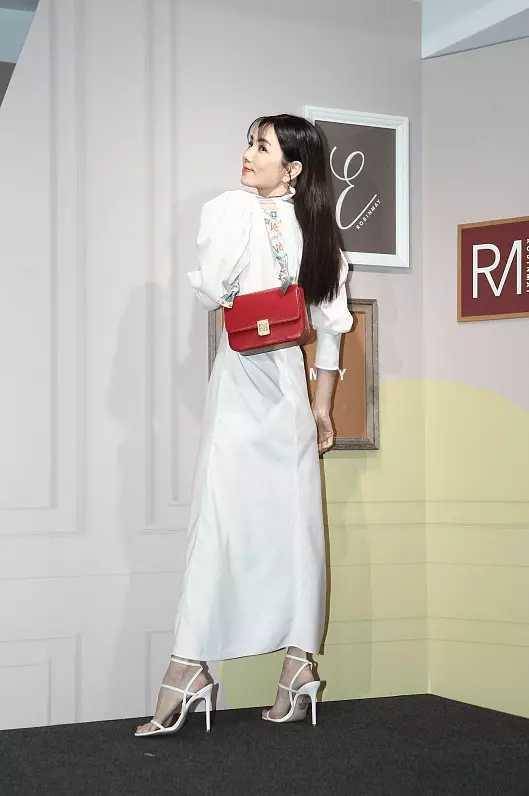 团里 “人到中年”的陈嘉桦，反而越来越有女人味儿了！