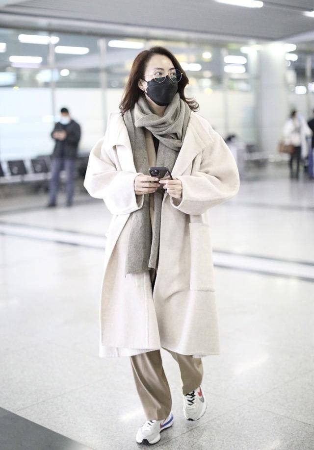 牛仔 霍汶希不愧是“最美经纪人”，秋冬造型时髦又养眼，不会穿就看看