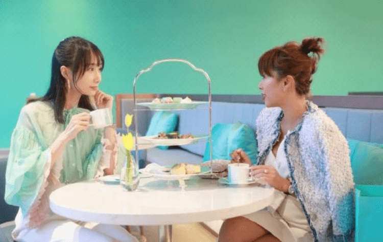 显得 雷佳音老婆有张“旺夫脸”，绿纱衬衫配阔腿裤，气质嫩得像少女