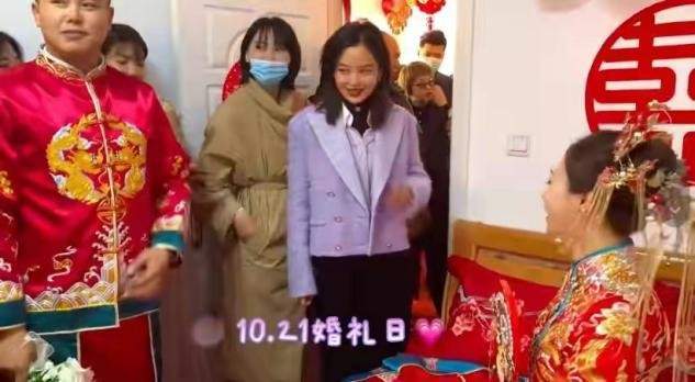 大气 辛芷蕾太拉好感,回老家参加婚礼妆容淡到显黑,首饰都不戴接地气