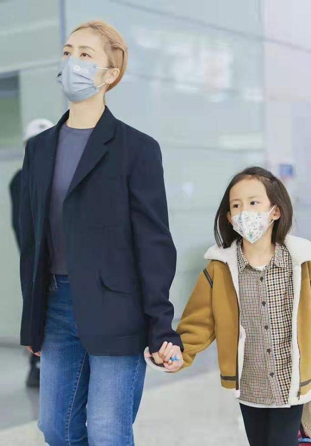 金发 黄磊一家走机场，他剪寸头像隔壁保安，孙莉染金发直接成小老太