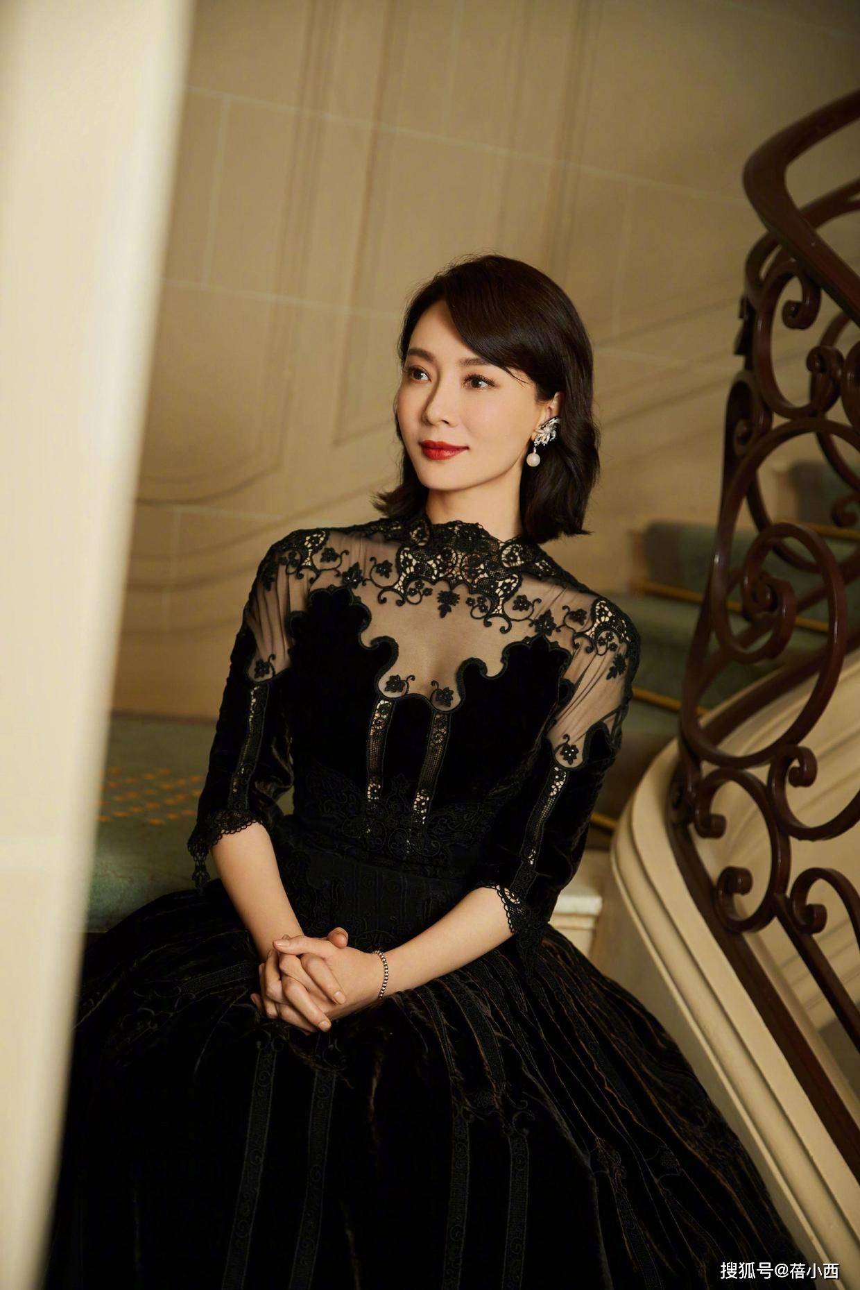 西装 陈数穿出了中年女性想要的高级感,一袭黑色丝绒连衣裙,气质惊艳