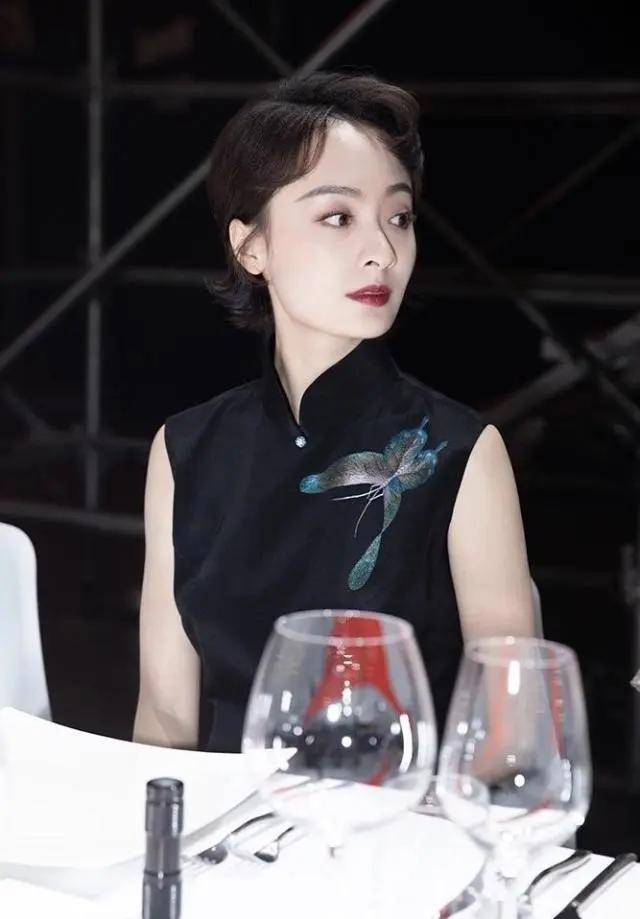 手表 孙铱气质真迷人，身穿黑色旗袍出席活动，搭配红唇分外有高级感！