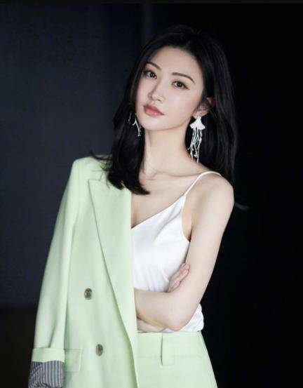 景甜 景甜穿衣太时尚了,一身半坡西装尽显御姐范,内搭白吊带很性感