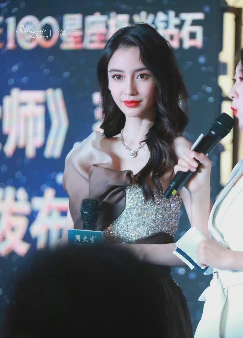 整体 baby带小海绵游迪士尼，穿黑色LO裙小蛮腰抢镜，和儿子同框像姐弟