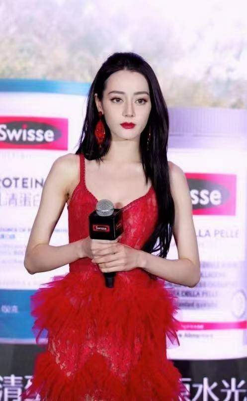 好身材 浓颜系美人迪丽热巴太会撩，穿镂空吊带裙大秀好身材，女王范十足