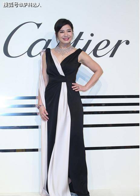 视觉 钟楚红果然是“一代女神”,条纹连衣裙配丸子头,回眸一笑好惊艳
