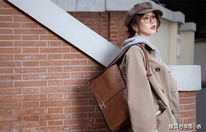 藏蓝色 刘诗诗彻底换风格了，穿卡其色风衣配连帽卫衣，连气质都变洋气了