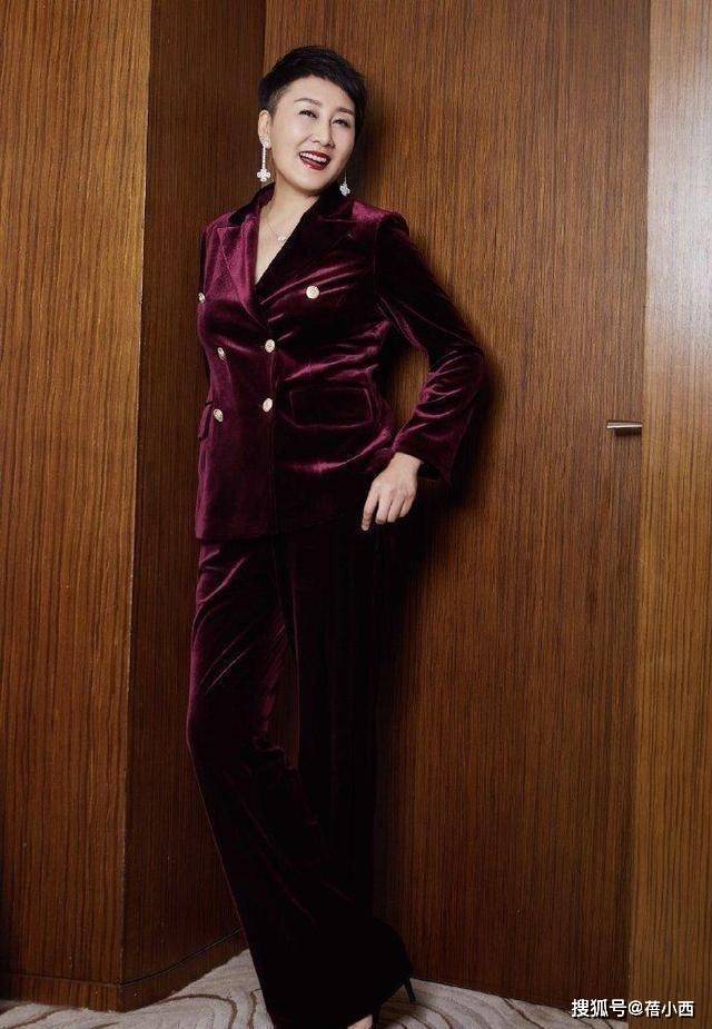 黑色 “国民婆婆”张凯丽气质无敌了,穿衬衫配短裤走机场,秀出豆腐腿