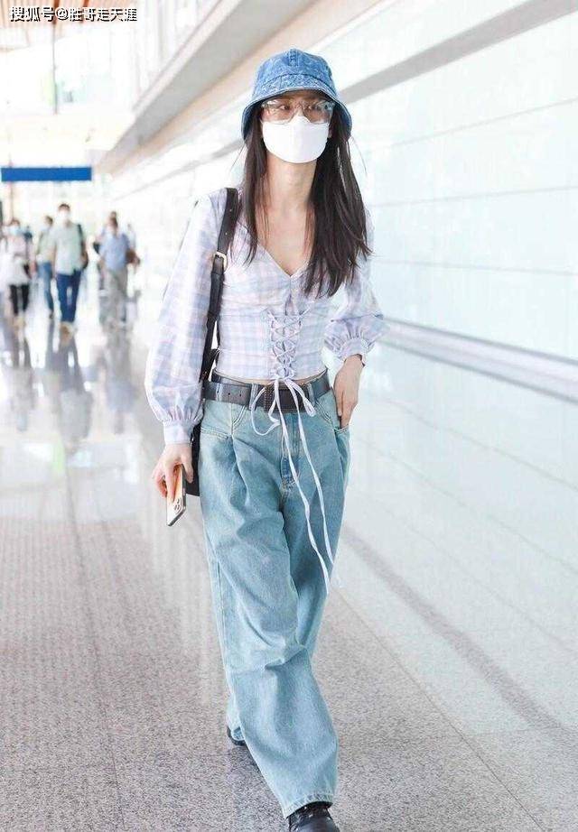 黄圣依 “阔太”黄圣依真赶时髦,穿束腰衬衫配阔腿牛仔裤,嫩成00后
