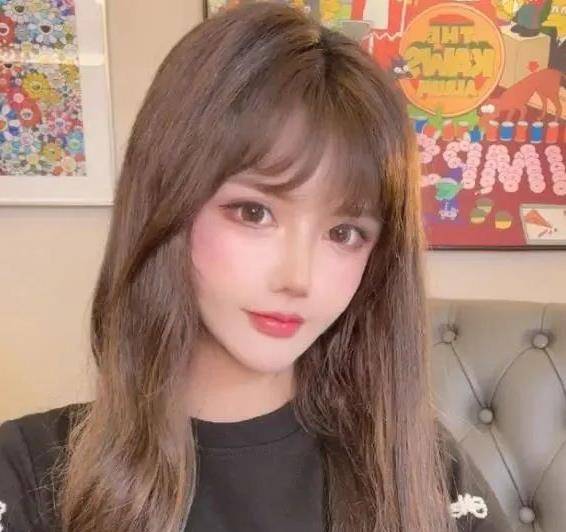 因为整容33次后,22岁韩安冉再现整容医院,三婚老公全程陪同