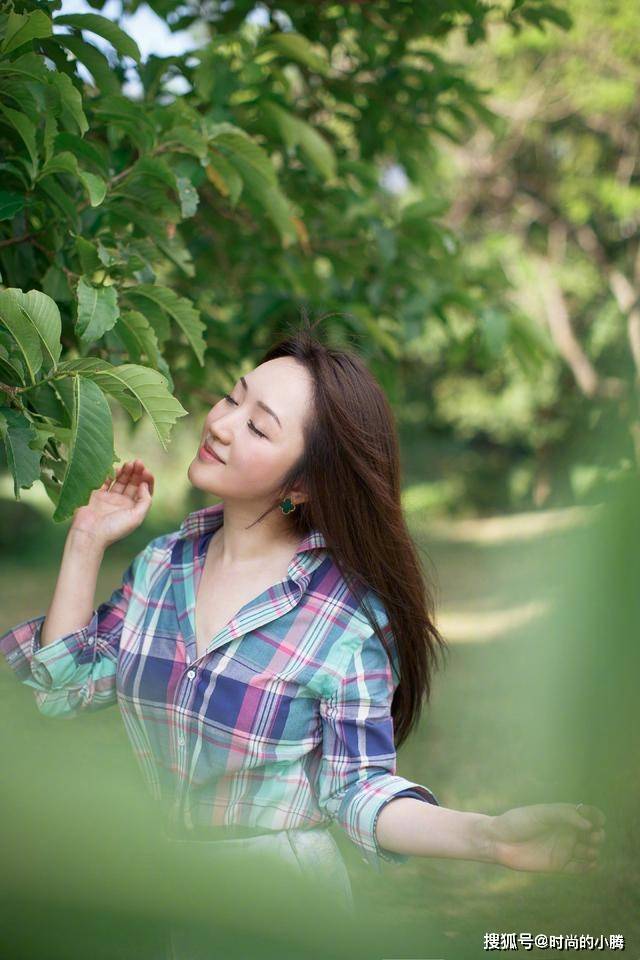 元素 被杨钰莹好气质惊艳!穿格纹衬衫配半身裙优雅迷人,太减龄了