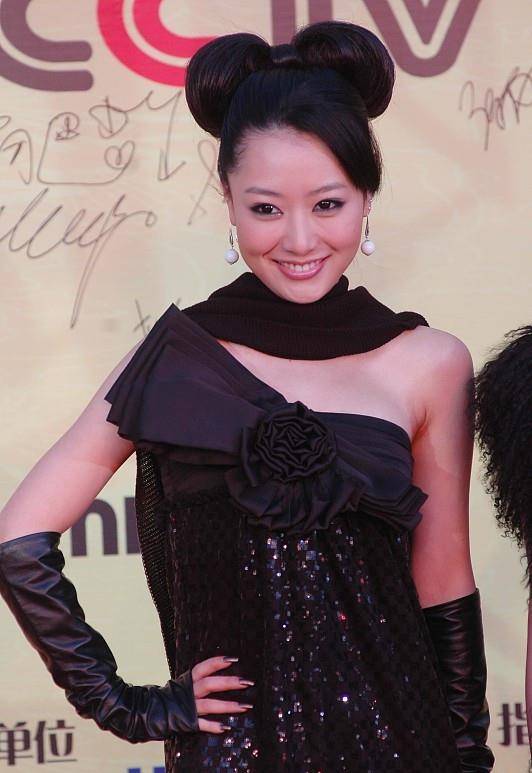 黑色 不愧是“玉漱公主”，白冰穿黑色的裙子，都穿的这么的可爱