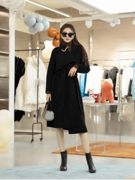 傲人 李成敏难得保守一次，修身黑裙搭小外套包裹严实，挡不住傲人曲线