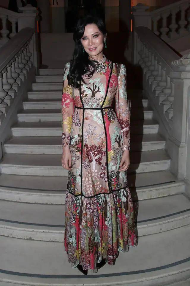 身材 邓文迪真是“女强人”的代表，穿橘色树叶裙走红毯，阔气感十足！