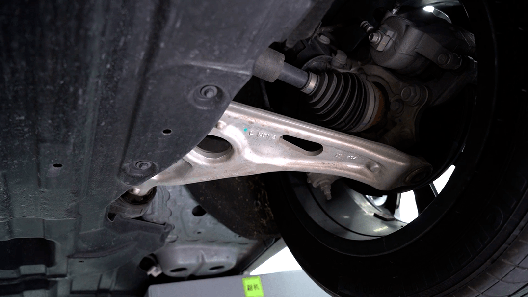 而在看不见的地方如底盘,微蓝7的副车架,前悬下摆臂以及转向节都是