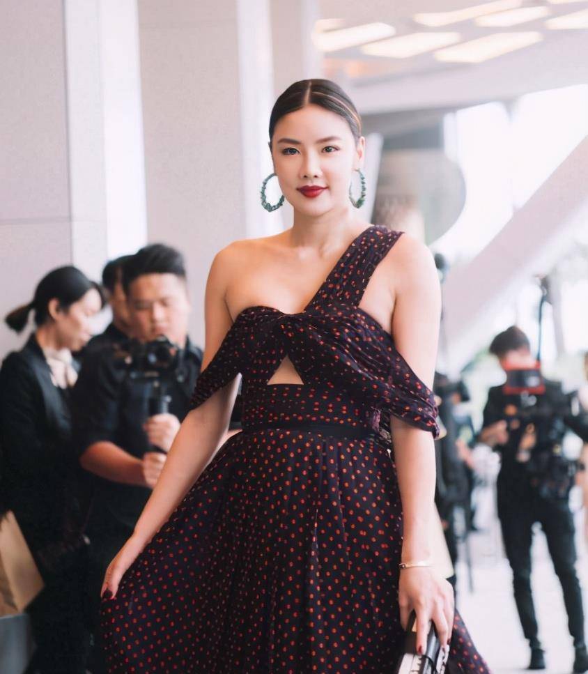 健美 黎明前妻身材好健美，穿修身连体裤的乐基儿，这丰满身材惹人关注