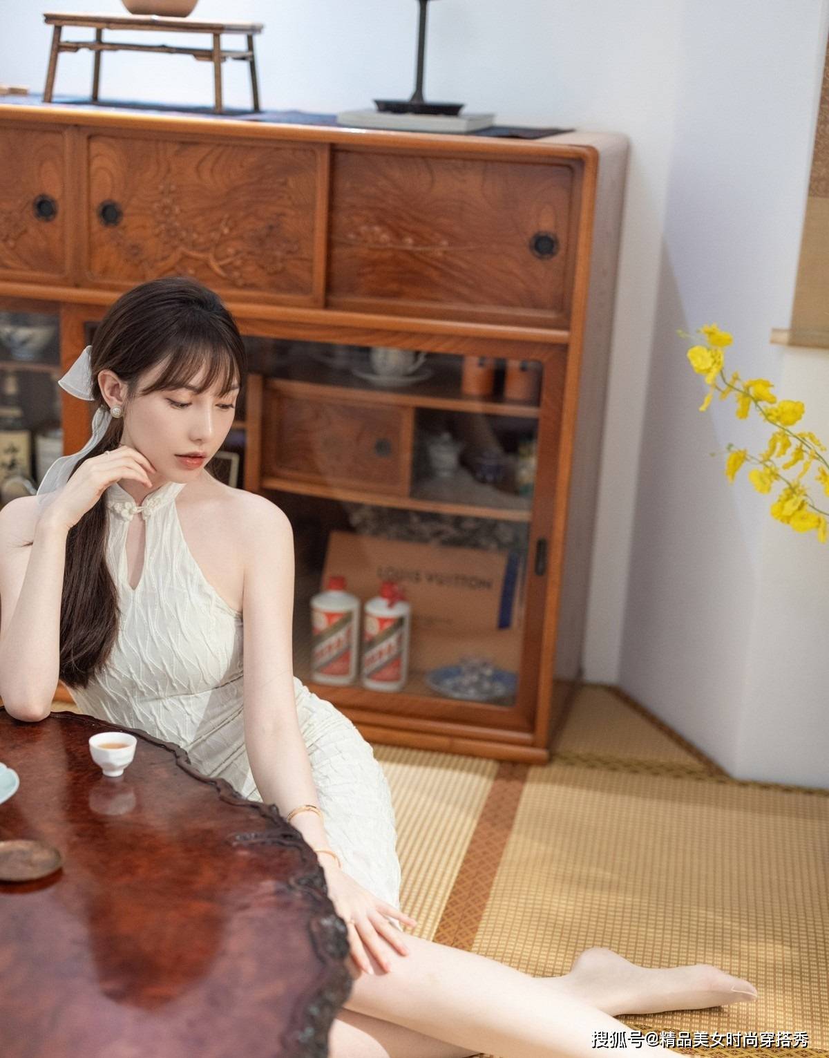波浪 改良版的旗袍连衣裙，修身的版型开叉的设计，展现女性优雅的身姿
