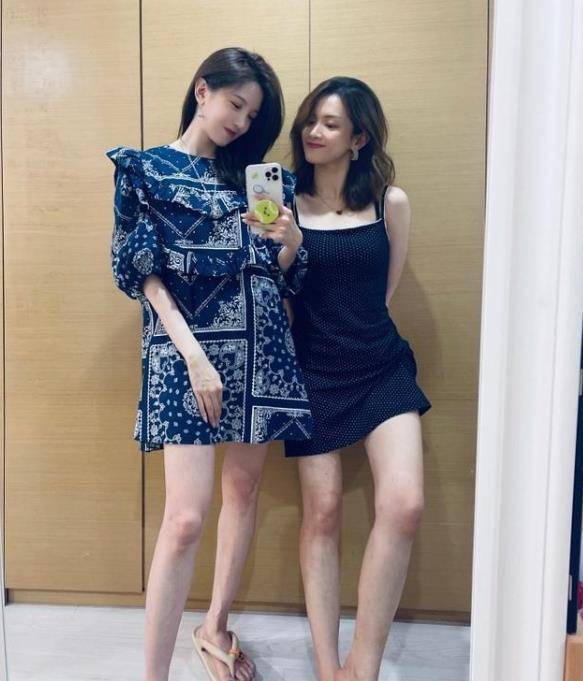 下装 陈小纭穿短裙和闺蜜合照，腰细腿长很吸睛，气质完胜闺蜜