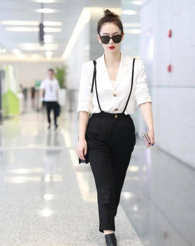 全靠 戚薇真是潮到“犯规”,西装也要塞着穿,裤子全靠背带才能挂住