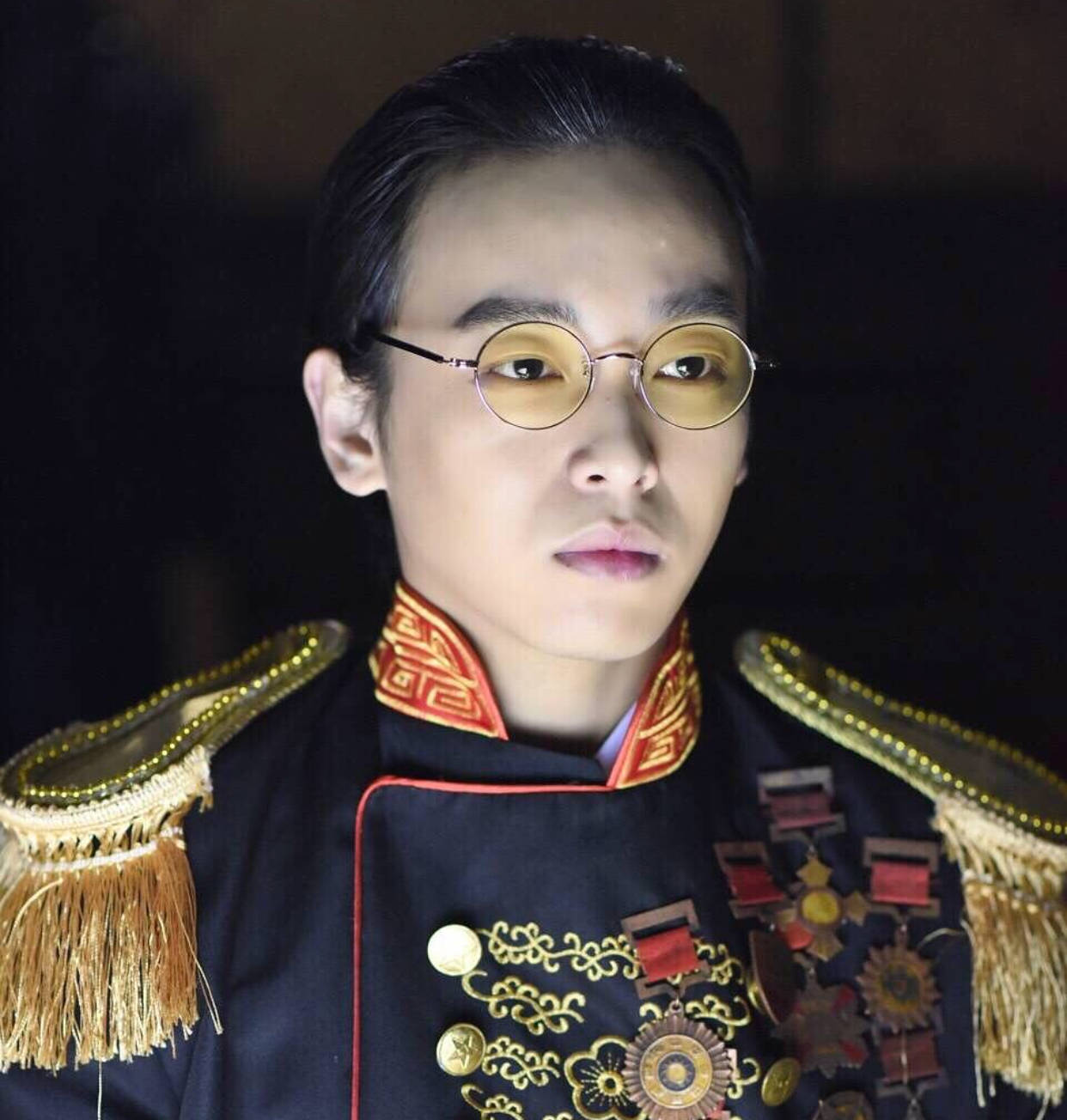 发型撞脸葛优、演清宫戏不用剃头，“秃头”毁了多少高颜值明星？