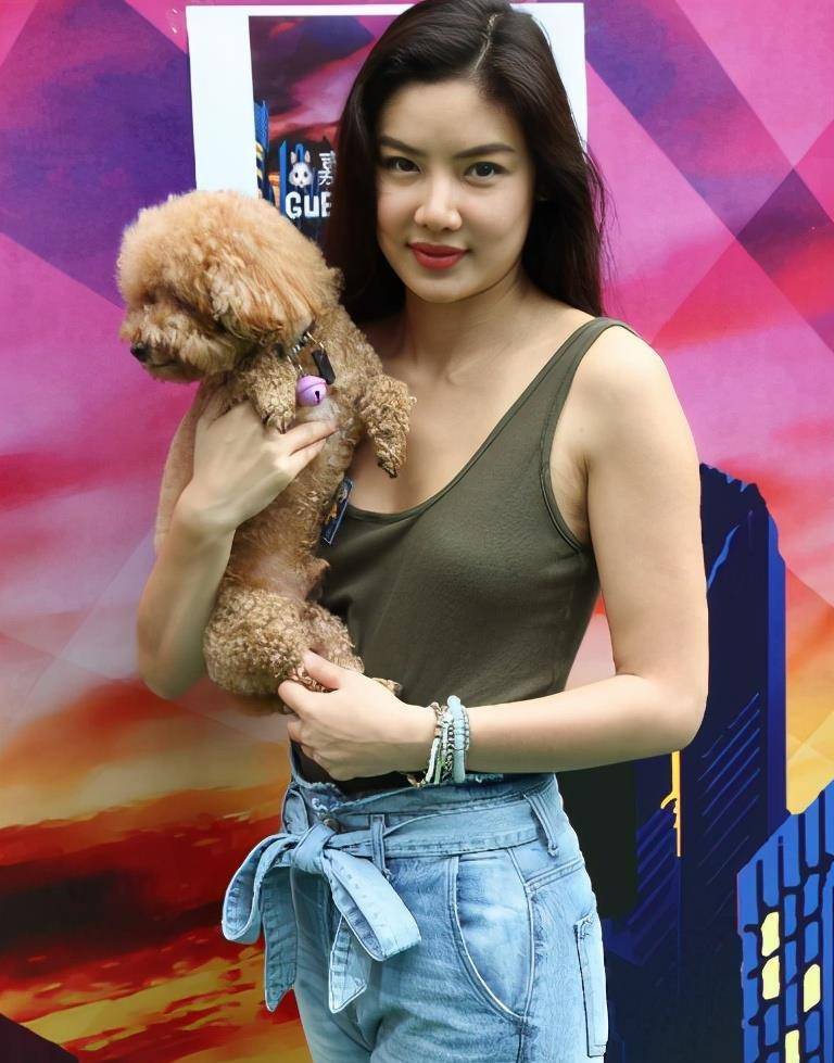 健美 黎明前妻身材好健美，穿修身连体裤的乐基儿，这丰满身材惹人关注