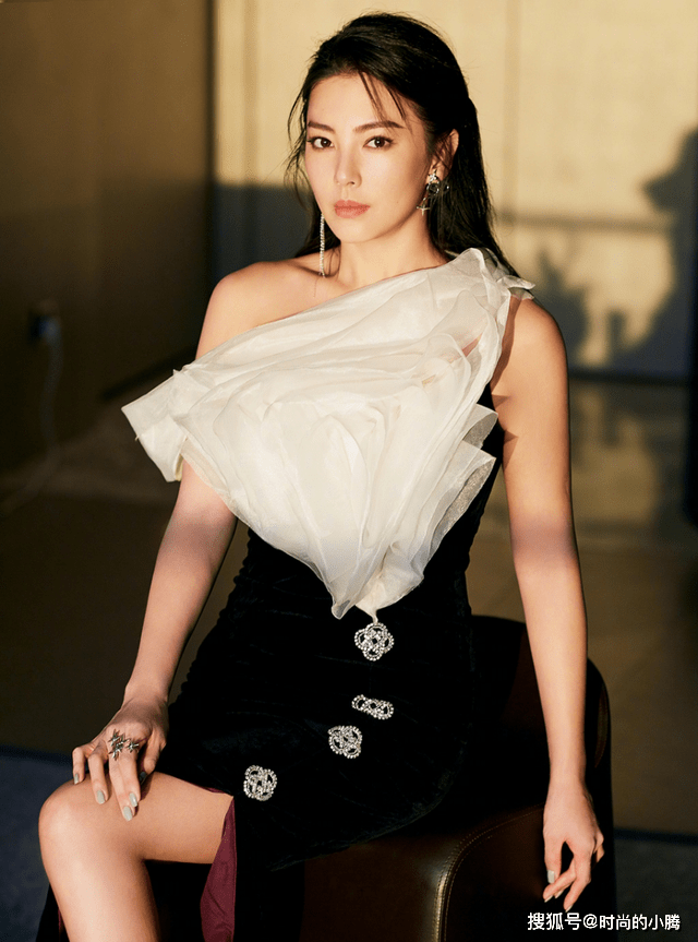 视觉 张雨绮越来越甜美，穿黄色泡泡袖连衣裙录节目，气质也温柔多了