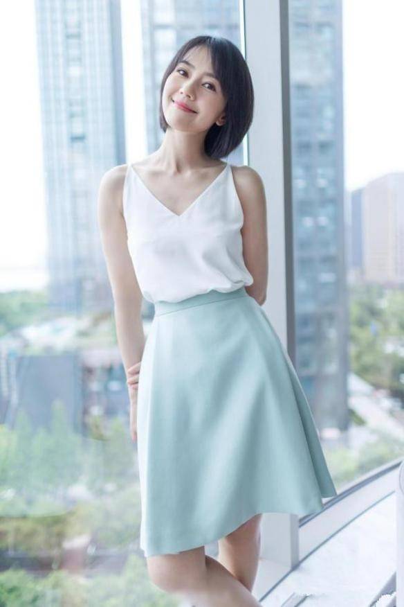 布条 高圆圆的美一般人羡慕不来，老土蕾丝绿裙上身，也照样优雅迷人