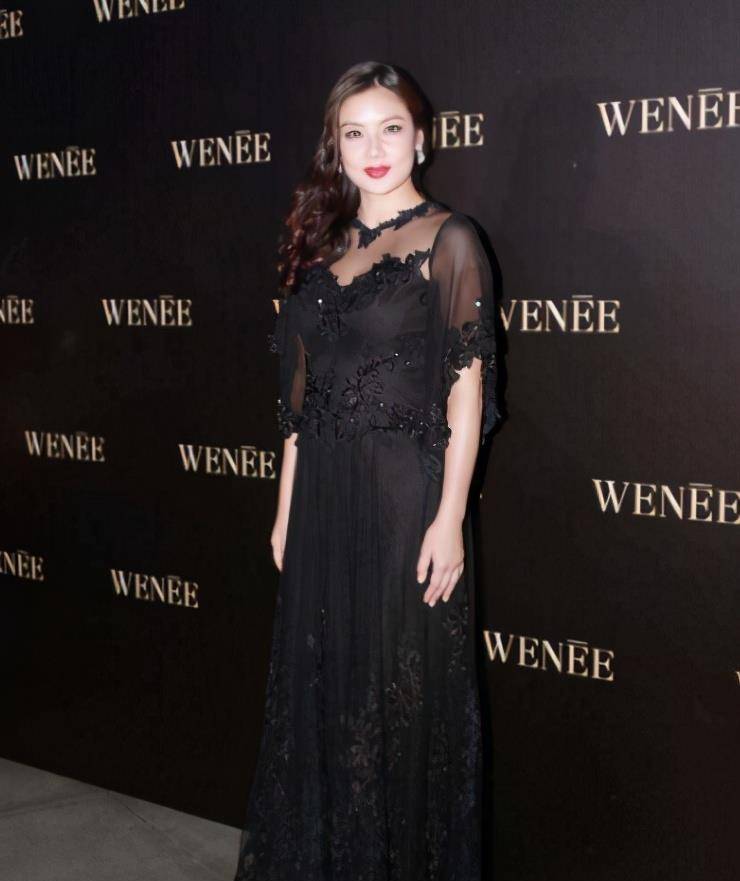 健美 黎明前妻身材好健美，穿修身连体裤的乐基儿，这丰满身材惹人关注