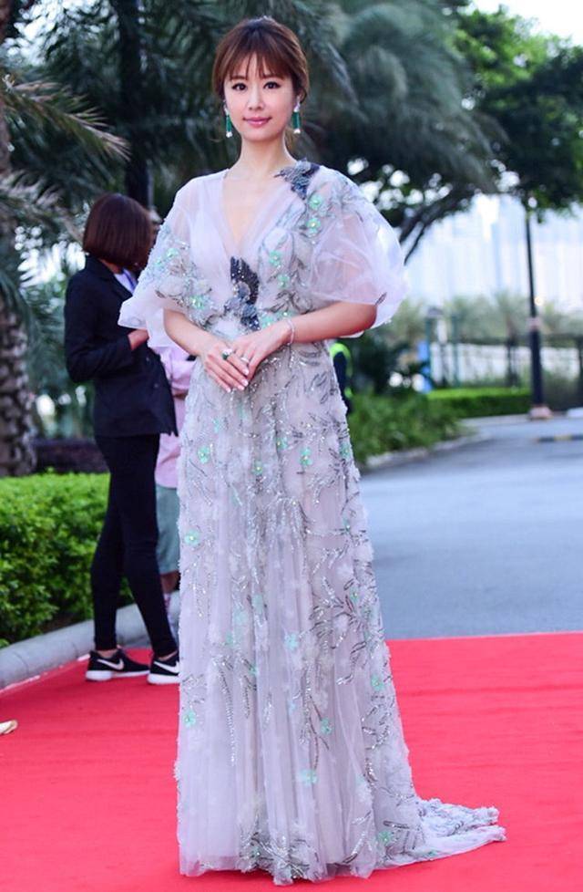 马尾 林心如红毯造型美爆，穿灰色薄纱连衣裙配低马尾，气质无敌了