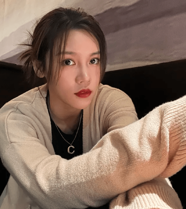 奥运亚军刘灵玲晒照,眼神迷离却充满诱惑,美女摆啥造型都惊艳_感觉