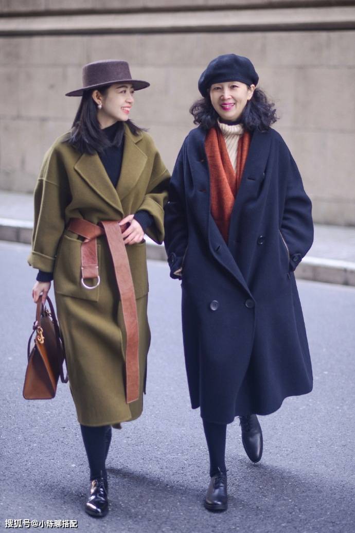 颜色 60岁妈妈比女儿会穿,秋天“大衣+毛衣”,越老越洋气优雅